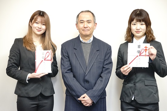 写真左から）上野さん、髙岡同窓会長、宮内さん