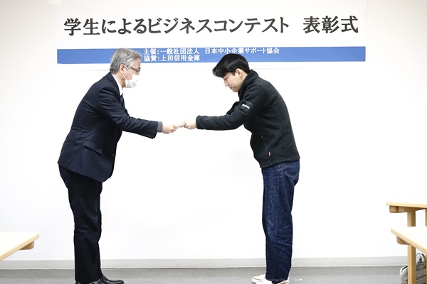 上田信用金庫　石原信 地域事業部長（写真左）と茂呂さん