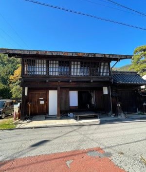 長和町和田宿でリノベーションを体験した大型古民家。 縦長の切妻式・平入の伝統式