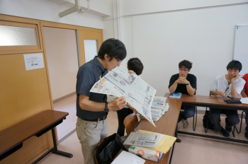 大分合同新聞を使って授業をする山崎先生