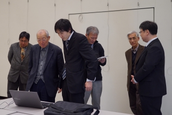 マスメディアの取材を受ける牧野氏と田中教授