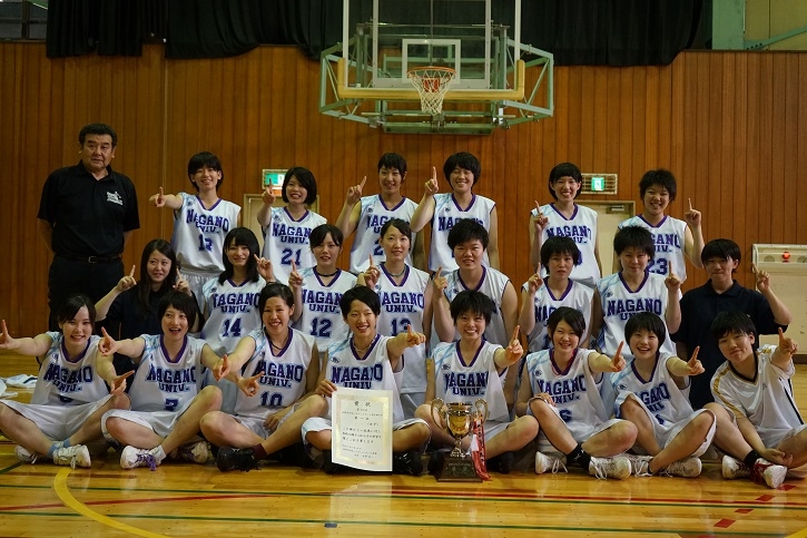 4連覇を達成した女子バスケットボール部のメンバー