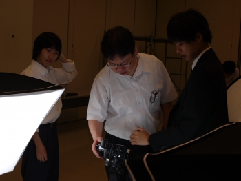 計測作業をする田中教授と学生