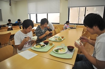 朝食を食べる学生たち