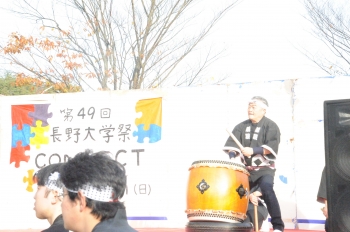 学生による和太鼓演奏には学長も参加しています