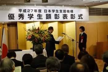 日本学生支援機構の遠藤勝裕理事長より表彰状を受け取る櫻井さん