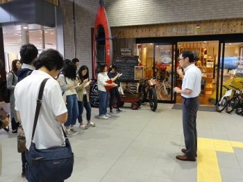飯山駅観光交流センターのスタッフからお話を伺う学生