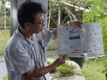 埠頭地区開発緑地整備の説明をする熊谷准教授