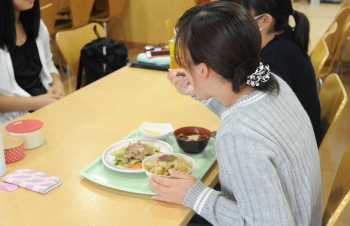 学食を利用する学生