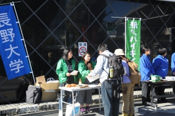 スタート地点の長野駅でコースの説明を行う学生