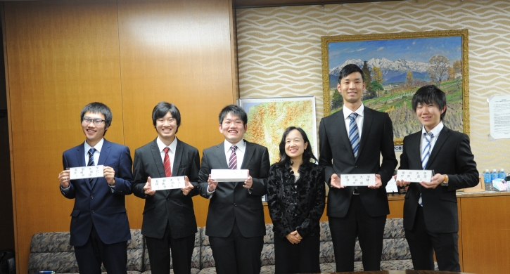 中島副知事と報告会に参加した学生
