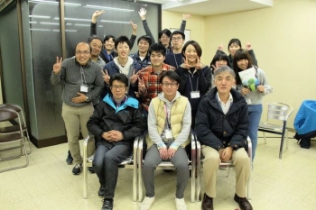 市民の方や参加した学生、松下先生との集合写真です