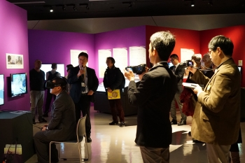 小諸城VR体験システムの説明をする田中法博教授
