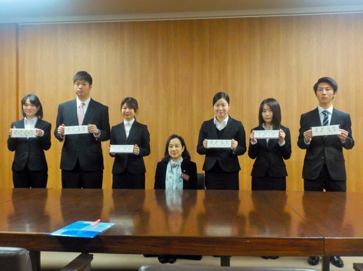 中島副知事と報告会に参加した学生（一番右が和田さんです）