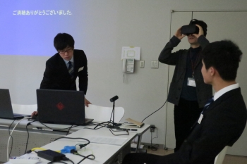 発表する木村薫平さん、Oculus Riftを使う小井戸さん
