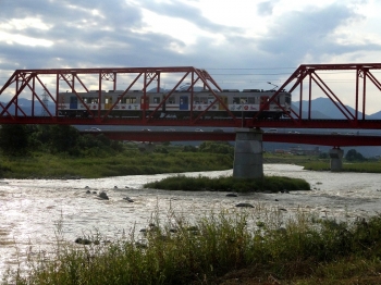 別所線千曲川橋梁部分を走る車両の実景