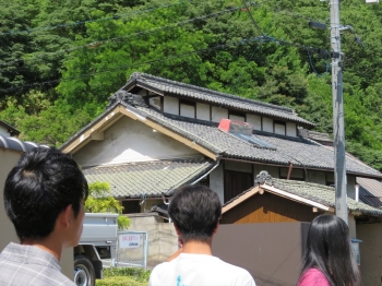 蚕種製造民家　越屋根に注目する学生