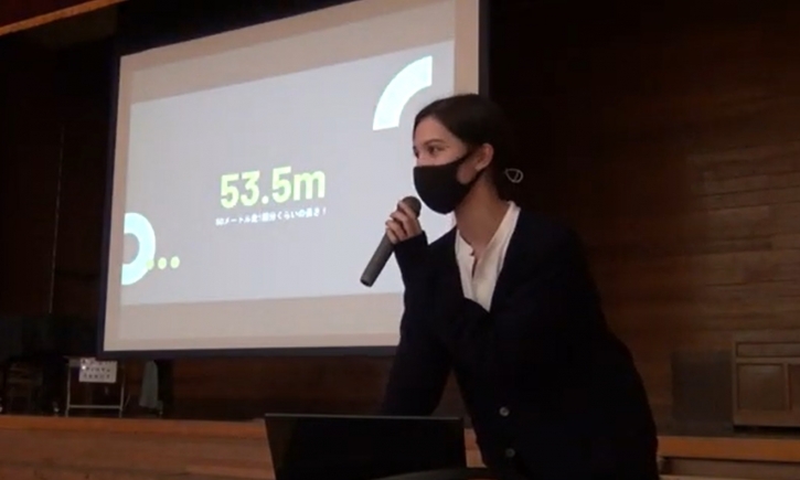 学生の鈴木さんがプレゼンする様子