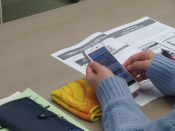 スマホで画像を投稿する様子