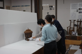 道具を並べて写真撮影