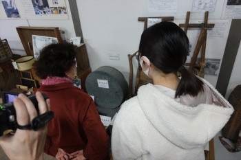 道具を開設する方と聴き手の学生