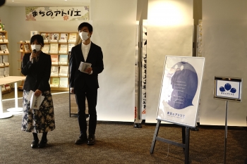 記念式典で挨拶する岡田さん（左）と保田さん