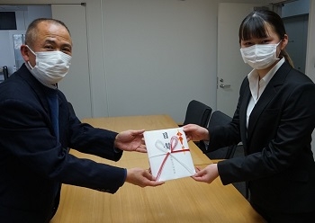 奨励金を受け取る上野さん