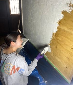 鏝の使い方も習い、壁塗り等左官仕事も体験