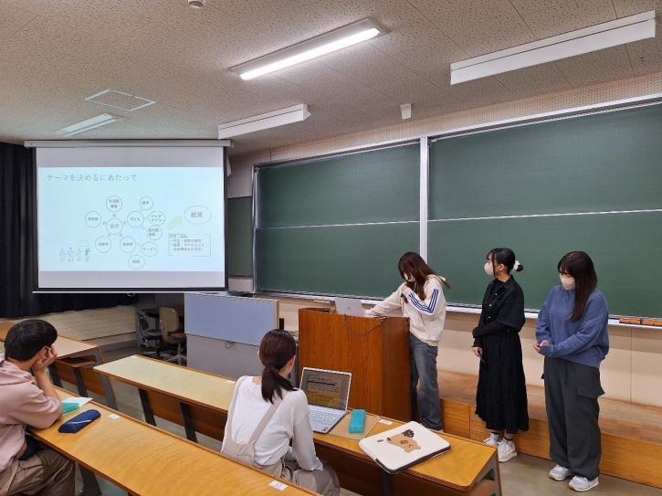 「社会福祉の視点と方法」授業でのプレゼンの様子