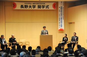 開学式の様子（理事長による挨拶）