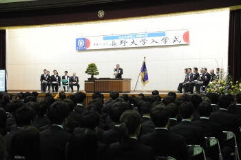 告辞を述べる中村学長