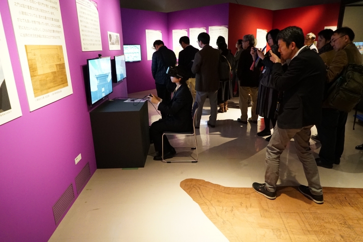 小諸城VR体験システムのデモをする櫻井さん