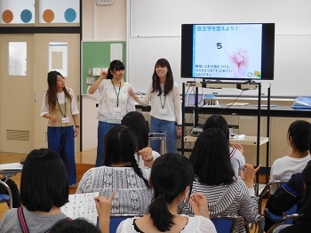 指文字を教える学生たち