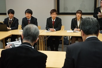 各企業の担当者と真剣な表情で打ち合わせを行う学生たち