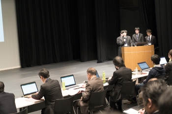 審査員の質問に答える本学学生
