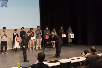 VAIO賞賞状を受け取る辰野さん（企業情報学部４年）