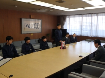 優勝報告をする佐藤塁さん