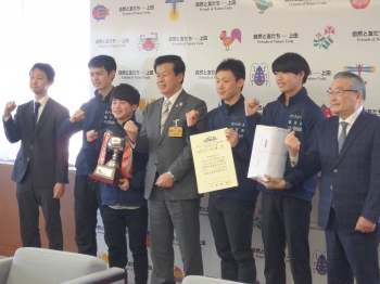母袋上田市長と記念撮影