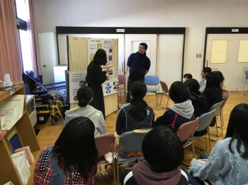 実習の様子を報告する学生と熱心に話を聞く高校生