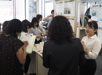 発表を行う水井さん