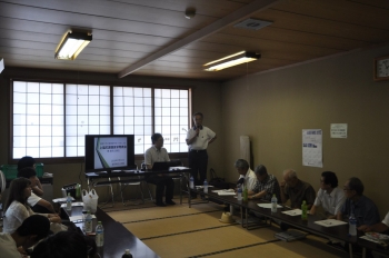 塩尻地区公民館の和室にて