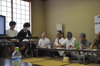 発表する１班の学生