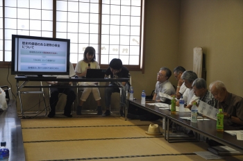 発表する２班の学生