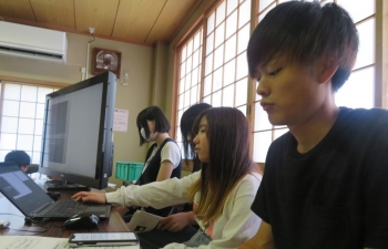 発表する４班の学生
