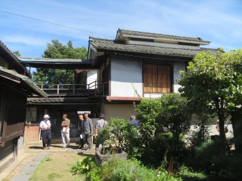 佐藤修一氏宅を見学する風景