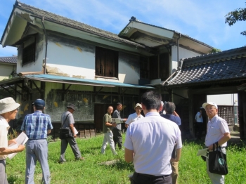 佐藤本家跡を見学する風景