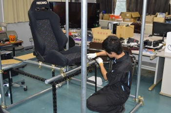 専用コックピットを制作する学生