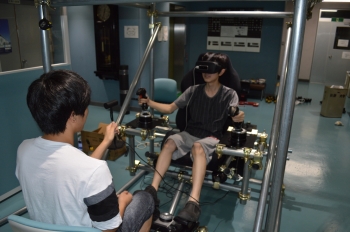 改良を加えて操縦席（VR用）