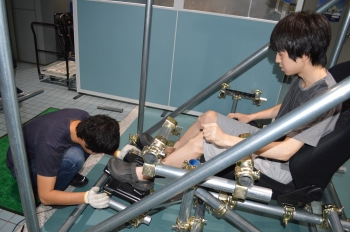 ペダルの調整をする学生
