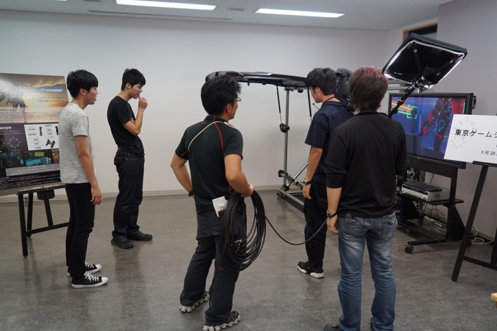 NHKの取材に応じる本学学生